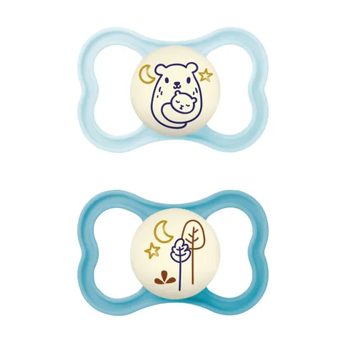 MAM Air Night Succhietto 6-16 Mesi (Set da 2), Ciuccio MAM 6-16 mesi che si illumina al buio per pelli sensibili, Kit da 2 accessori neonato con tettarella in silicone e porta ciuccio, Azzurro/Verde