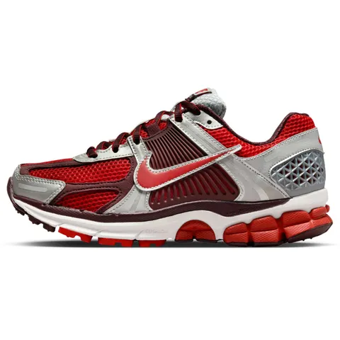 Nike FN7778 Vomero 5 Donna, Mystic Red/Mystic Red-Mtlc Platinum EU 40.5