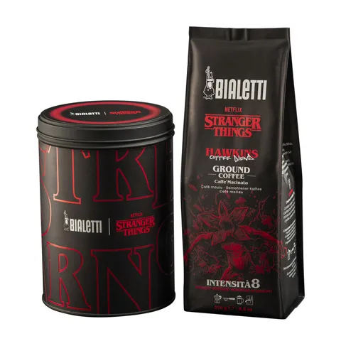 Bialetti Caffè Macinato Universale Stranger Things, Latta + Sacchetto da 250g, Miscela