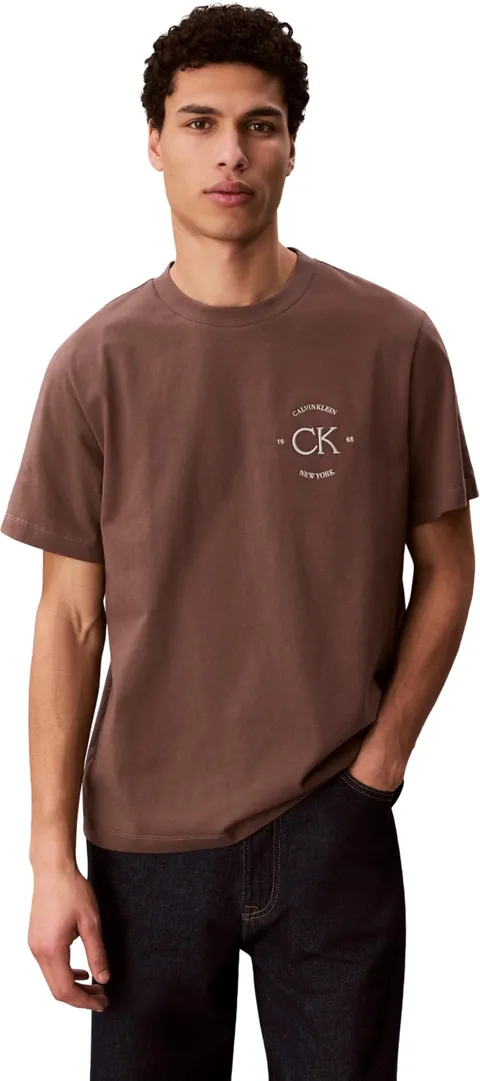 Calvin Klein Uomo T-Shirt Maniche Corte April Graphic con Scollo Rotondo, Marrone (Warm